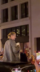 🌟 Ce soir, Céline Dion est sortie de son hôtel, vêtue d’une magnifique tenue Dior. Elle a plongé dans une véritable vague de foule et a même causé un mini embouteillage en sortant par le toit de sa voiture. Ce fut un moment mémorable et riche en émotions. 💖 #CélineDion #RoyalMonceau #Dior #Rencontre #Émotion 🌟 This evening, Céline Dion exited her hotel in a stunning Dior outfit. She immersed herself in a wave of people and even caused a minor traffic jam by emerging through the sunroof of her