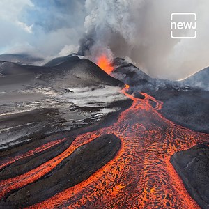 108K views · 1.2K reactions | From cooking hotdogs to hiking, Iceland’s volcanic eruption turns picnic spot #AajNEWJDekhaKya | Briefly | Facebook