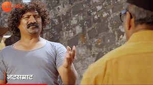 7.8M views · 90K reactions | 'नटसम्राट' चित्रपटातील नाना पाटेकर आणि प्रवीण तरडे यांचा हा विनोदी सीन आज #TalkiesScene मध्ये. पहा हा सीन आणि आवडल्यास नक्की लाईक आणि शेअर करा. #Natsamrat #ZeeTalkies | Zee Talkies | Facebook