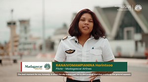 Les métiers de l’aérien avec Madagascar Airlines 🎬 | Pilote de ligne | Épisode 01 Derrière chaque décollage se cache une histoire faite de passion, de rigueur et d’engagement. 👩‍✈️ Partez à la rencontre de Harintsoa Ranaivomampianina, pilote de ligne chez Madagascar Airlines, et découvrez ce qui nourrit son amour du vol et de l’aviation ✈️ Reel de @madagascarairlinesofficiel ______________________________________ #igersmadagascar #Malagasy #Madagascar #AirlinePilot #Aviation | Igers Madagascar