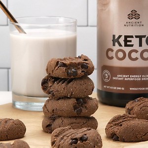These chocolate cookies will have you coming back for seconds (without the guilt). 🍪🍫 Snag your own Cocoa Elixir here: http://bit.ly/2HON7Gq | Ancient Nutrition