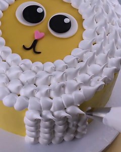 A cute sheep on top of a delicious cake! | MetDaan Cakes