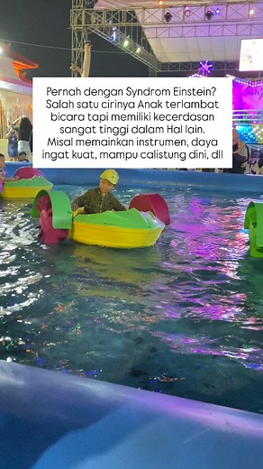 Einstein syndrome adalah kondisi anak yang mengalami keterlambatan bicara atau kemampuan bahasa sementara secara bersamaan menunjukkan kemampuan berbakat di bidang perkembangan lainnya. Sindrom Einstein lebih sering terjadi pada anak laki-laki. Di satu sisi, otak mereka sibuk mengembangkan area lain, seperti suara, memori, bahasa tubuh, sentuhan, dan lain-lain. Di satu sisi lainnya, mereka belum mengartikulasi kata-kata. Berikut tanda-tanda seorang anak mengalami sindrom Einstein: 1. Terlambat b