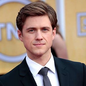 Aaron Tveit-Wife, Âge, marié, petite amie, valeur nette, bio, taille, Salaire, Affaire, Relation, Films, Séries télévisées, Nationalité, Ethnie - Biographie