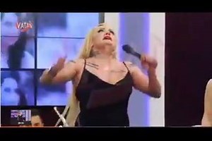 26K views · 266 reactions | İçten küfür ede ede şarkı söyleyen hanımefendi | The Geyik | Facebook