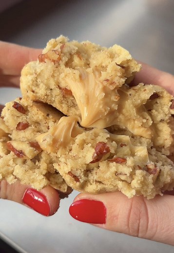 GALLETAS RELLENAS 🍪🌟 Si eres fan de las galletas chunky, rellenas e irresistibles… esta clase es para ti 👩🏼‍🍳✨ En la clase vamos a preparar galletas rellenas de: 🍪 Pecanas y manjar de olla 🍪 Nutella 🍪 Oreo con frosting de queso crema 🍪 Pistacho con manjar de pistacho 🍪 Red velvet con frosting de queso crema Una clase 100% práctica, con recetas que sí funcionan y tips para que te queden perfectas en casa (o para vender 😉). 📲 Inscríbete por WhatsApp: 988885192 Por ahí te mandamos el cr