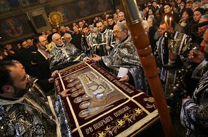 Стотици християни минаха под масата на Разпети петък (снимки) — OFFNews