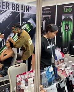 Barber Brain in KL, Malaysia นำบรรยากาศที่บูธจากในงาน Barber Expo Asia 2024 สดๆตอนนี้เลยมาฝากกัน 🔥 และเดี๋ยวจะมีโชว์จากแบรนด์แอมของเรา ช่างต๊อบ บนเวทีระดับเอเชีย คอยติดตามและส่งกำลังใจให้ช่างไทยกัน "บาร์เบอร์เบรนสนับสนุนบาร์เบอร์ไทย" 🇹🇭 ------------------------------ #barberbrain #topsbarber #barbericon #vhacademy #สอนตัดผม #สอนตัดผมชาย #สอนตัดผมหญิง #คอร์สสอนตัดผมออนไลน์ #บาร์เบอร์ไทย #สนับสนุนบาร์เบอร์ไทย #ร้านตัดผมชาย #ร้านบาร์เบอร์ #บาร์เบอร์ #เซ็ทผมต้องมีเรา #เฟดไหนก็เอาอยู่ | Barber Bra