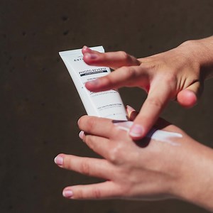 Numa rotina de skincare o uso de protetor solar é essencial! Para além de cuidada uma pele também deve estar protegida. O Photo Reverse eleva essa experiência, oferecendo não apenas proteção contra os raios UVA e UVB, mas também contra a luz visível e infravermelha, prevenindo manchas e envelhecimento precoce. ✨ #EsthedermPortugal #InstitutEsthederm #PhotoReverse | Institut Esthederm