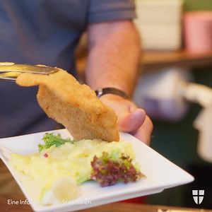 Ob Maki, Paella oder Pinsa – beim Film Festival am Rathausplatz ist jeder Bissen eine kleine Reise. 🌍🍴 Markiere jemanden, mit dem du das vielfältige Streetfood-Angebot durchprobieren möchtest! | Stadt Wien