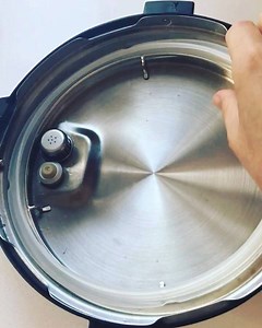 INSTANT POT SEALING RING Invest in an extra sealing ring and use one for sweet and one for savoury recipes. It’s so easy to do, simply insert and push down evenly. The sealing ring is made from high quality, durable silicone and can be placed on the top rack of your dishwasher to clean. Shop all Instant Pot accessories at Yuppiechef (Beware of imitations, only shop official items) #instantpotcooking #instantpot #instantpotsa | Instant Brands South Africa