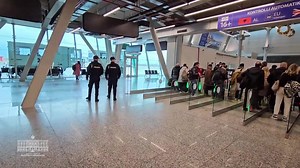 Aeroporti “Nënë Tereza”, porta më e madhe hyrëse 🇦🇱👐🏼 shënon një tjetër rekord🌟👏 Gjatë janarit 2024, Policia Kufitare ka mirëpritur dhe ju ka uruar udhëtim të mbarë plot 626.407 pasagjerëve. Krahasuar me janarin 2023 në këtë pikë kalimi kufitar kanë kaluar 92.500 pasagjerë më shumë në muajin e parë të këtij viti. Punonjësit e Policisë Kufitare janë kontakti i parë dhe i fundit i vizitorëve me Shqipërinë, prandaj sjellja e tyre përbën përshtypjen e parë dhe kujtimin e fundit nga atdheu i sh