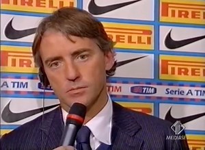 20 Gennaio 20 08: L'arte di negare l'evidenza. 📺 A Controcampo va in scena il post-partita di un Inter-Parma che ha fatto storia (in negativo). Mentre le immagini mostrano Córdoba che abbatte Corradi (niente rigore) e Couto che prende la palla di testa (rigore ed espulsione), Mancini riscrive la fisica: "L'ha presa di mano". In studio cala il gelo. Un "furto" storico che cambiò le sorti di quello scudetto e della retrocessione del Parma. 🐀⚽️ #InterParma #Gervasoni #SerieA #Moviola #Mancini #Ca