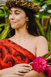 Niihau Kahelelani and Pikake Immensity Necklace | Niihau Shell Statement Jewelry | Mother of Pearl Pikake Beads | Unique Jewels for Her - Etsy