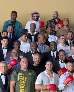 Tyson Fury Trolls Oleksandr Usyk at a photo shoot ahead of their fight. #Tyson #boxing #FuryUsyk | IBoxingMedia