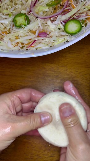 Masa (dough)for Pupusas🇸🇻 Ingredients➡️⬇️ 3 cup Maseca corn masa 2 1/2 cup warm water, Salt to taste it’s not required, but you can add it, if you prefer. Water and oil mixed together for shaping las pupusas. start by adding the 2 cups water first, the other half 1/2 cup of water is in case the masa is still to dry. Make sure you mix your masa and water well Massage the masa for about 5 minutes, getting rid of any lamps your masa can have. Your masa should feel like Play-Doh. you know your mas
