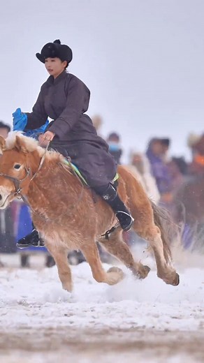 Frigid winds may have sealed the land in ice, but the fervor of the grassland's descendants remains undeterred. In Abag Banner, a county in northern China’s Inner Mongolia Autonomous Region, herders adorned in festive garb gathered at the Xilin Gol Mongolian Horse Super League. A female competitor elegantly rode her horse, effortlessly picking up ceremonial scarves with a grace that seemed effortless. #innermongolia #horseriding #SuperLeague #skill #grassland #OMG #chinesegirl #WildChina #festiv