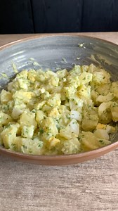 42K views · 1.5K reactions | Hoy hacemos ensalada de papa y huevo Ingredientes: Papas 5 Huevos 2 Aceite de oliva c/n Ajo 2 dientes Perejil 100 g Vinagre de manzana c/n Mayonesa c/n #ensalada #papa #plastico #mayonesa #receta #cocina | Matias Chavero | Facebook