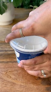 Postres Saludables Snack de Snickers 🥰 -120 g de yogur griego -30 g de mantequilla de maní sin aditivos -1 cucharada de miel -Chocolate negro derretido -Maníes tostados Mezcle el yogur griego, la mantequilla de maní y la miel. Transferir en tazones pequeños para servir y dejar enfriar durante 15 minutos. Derretir el chocolate, añadir una fina capa encima del yogur y añadir unos maní tostados encima. | Sergio Barria Matus