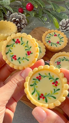 Christmas Mini Tart 🍫🍫🍫 These Christmas Mini Tarts are the perfect bite-sized festive treat for your holiday table 🎄✨ My upside-down muffin tin tart hack went viral last Christmas, so of course I’m bringing it back. If you haven’t tried the upside-down muffin tin tart hack yet… this is your sign. It gives you crisp, golden tart shells with no lining, no greasing, and barely any effort. Fill them with raspberry jam silky white chocolate ganache, then finish with delicate holly-and-berry detai