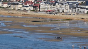 Cabourg, France - Harnais Les jockeys : vidéo de stock (100 % libre de droit) 3856398859 | Shutterstock