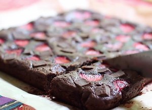 Chocolate Fudge Brownies with Strawberries By: Hot Chocolate Hits | MetDaan Cakes