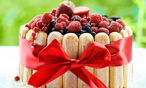 Charlotte aux fruits rouges pour 6 personnes - Recettes - Elle à Table