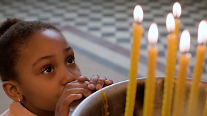 Des bougies dans l'église | Vidéo de stock Gratuit
