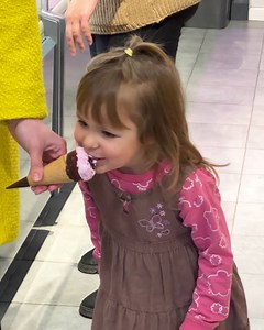 Stranger Buys a New Treat for a Bitten Little Girl! | Genius Panda
