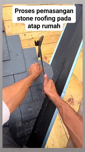proses pemasangan stone roofing pada atap rumah #ide #desain #stoneroofing | Poetoe ProjeCk