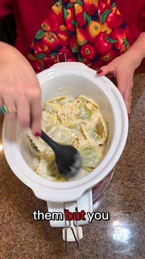 Crockpot dishes are great for fall nights! My #Bacon #fettuccinealfredo is soo yummy! #crockpotrecipes #easyrecips #homecook | At Home with Bryn