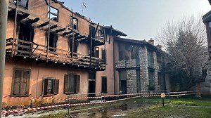 Grumello del Monte incendio distrugge palazzina comunale in vicolo Benis | nove persone anziane messe in salvo - Foto e video
