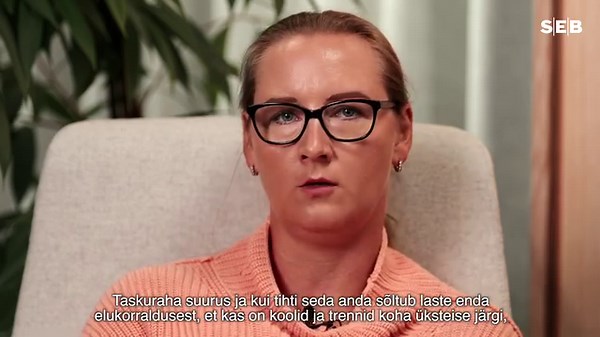 Mida peaksid lapsed raha kohta teadma? Kui palju ja mis vanuseni peaks lastele taskuraha andma?💰 Laste rahatarkuse kasvatamisega seotud küsimustele vastab SEB digitaalsete kanalite osakonna meeskonnajuht Maarit Maremäe. Kui oled keskkooliõpilane ja soovid oma rahatarkust kasvatada, siis kandideeri SEB Koolisaadikute programmi. Kandideerida saad 8. oktoobrini 👇 Rohkem infot leiad: seb.ee/koolisaadik | SEB Eesti