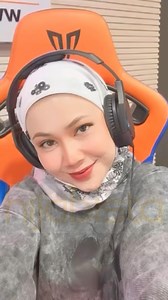 35K views · 1.5K reactions | CIK PIAH Tak Cerewet, Beli Baju Kat TikTok Pun ‘Onz’ Je Janji Cantik & Murah Biła berborak dengan penyampai radio, Feeya Iskandar atau Cik Piah Pot Pet ni memang tak kering gusi dibuatnya. Seronok tengok telatah Cik Piah yang kelakar tapi sweet. Apa pun suka dengar celoteh Cik Piah di radio. Comel je, iyalah idola pun Siti Nurhaliza kan… ❤️ #hijabistamag #iamhijabi #cikpiahpotpet | Hijabista | Facebook