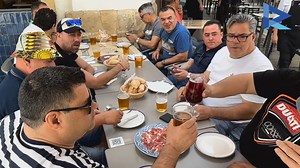 🏍️🏁 AMBIENTAZO MOTERO EN #ELPUERTO CON BARES LLENOS Y AFICIÓN LLEGADA DESDE TODOS LOS RINCONES DEL MUNDO 🎤 Adrián Zurera #motos #GP #GranPremio #Circuito #ElPuertodeSantaMaría #turismo Ayuntamiento de El Puerto de Santa María | Radio Puerto