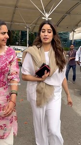 13K views · 24 reactions | ”Mujhe madam ke saath picture chaiyye…” some chupper chupper️ as this one hops into her Rover at the airport after flying back in #janhvikapoor | Rradio Spice 104.9 FM Perth | Facebook