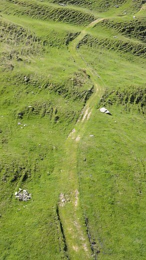 Bist du gestresst? 🌿 Dann Komm in die Ferienregion Lenzerheide und erlebe die beruhigende Wirkung unserer Wanderwege. Frische Luft, atemberaubende Ausblicke und Bewegung in der Natur helfen, den Alltagsstress zu vergessen. 🌄✨ #lenzerheide #wandern #genießen #stressabbau #gesundheit #bergwelt #natur #erholung | Lenzerheide