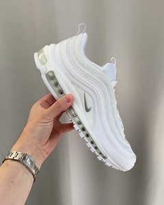 Den klassiske Air Max 97 "Triple White" er lige kommet på lager hos Nike Store igen 🔔 Direkte link: https://snkrworld.dk/AM97WHITE | Sneakerworld.dk