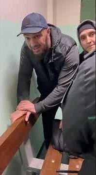 Пограничники с КПП "Верхний Ларс" пытаются передать Патимат и Хадижат их родственникам