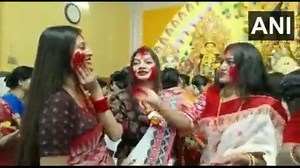 13K views · 148 reactions | Birbhum, West Bengal: Women take part in the 'Sindur Khela' ritual on the completion of Durga Puja on Vijaya Dashmi #SindurKhela | Zee News English | Facebook