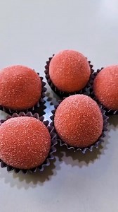 Docinho de morango que não vai ao fogo! Anota ai a receita. Gostou? Me conta aqui nos comentários. 👇 💗 #docinhos #confeitaria #brigadeirodemorango #BrigadeiroSemFogo #docinhodeninho #receitasfaceis | Chef Léo Oliveira