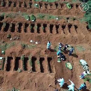 Coronavirus in Brasil: Cemetery workers in protective clothing buried a person at the Vila Formosa in Sao Paulo. | Bloomberg Originals