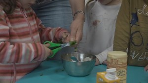 CAP ? OU PAS CAP ? A AIGUEBELLE. Abonnez vous à la chaîne Maurienne TV, le lien est en commentaire. Le goût vient aussi avec le comment on fait. Les petits cuisine les produits qui les mettent en santé. Comment ne pas craquer devant des p'tits bouchons qui savent parler d'alimentation ? Bravo ! | SoSmaires