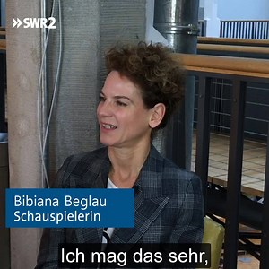 "Ich liebe Radio.", verriet uns Schauspielerin Bibiana Beglau. Wir trafen sie auf den ARD Hörspieltagen. | SWR Kultur