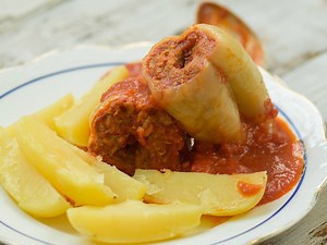 A töltött paprika az egyik legjobb nyári egytálétel, idén se hagyd ki! Ebbe a változatba még lisztes rántás sem kell: http://www.nosalty.hu/recept/klasszikus-toltott-paprika | Nosalty