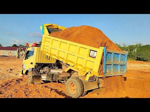 Dump Truk Tanah Mitsubishi HDX Bongkar Muatan Tanah Timbunan