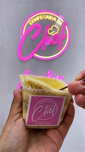 📣 ¡Miren este Bolo en Vaso, gente! 😍 ¡Capas de sabor, textura cremosa y una explosión de delicia en cada cucharada! 🍰✨ Si amas la pastelería y quieres aprender más sobre postres, tortas altas, rellenos increíbles y tips que marcan la diferencia en tu producción, ¡este perfil es para ti! 🎂💡 💬 Déjame un comentario contándome qué te pareció, y si quieres ver más recetitas como esta, sígueme aquí en Insta para no perderte nada. 📲 Ah, ¡y comparte este video con esa persona que ama un dulcecito
