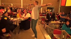 sweet caroline - zanger juulke - - op de bedankingsbal van jeugdprinses van Limburg Gioia en haar gevolg 2019 - 2020 in Houthalen- oost in Limburg op 27 Februari 2022 | Filip Filmkes | Facebook