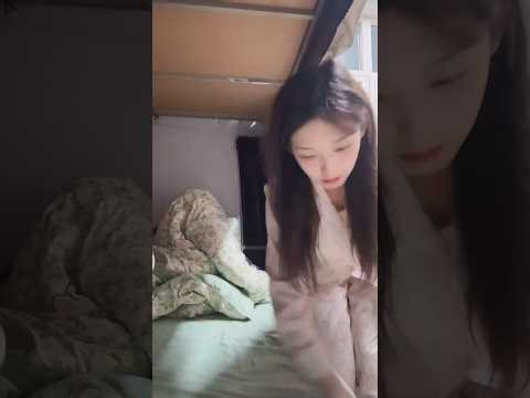 Beautiful College Girl Makes Her Bed 🛏️ (Beautiful Female University Student, Bed Making)