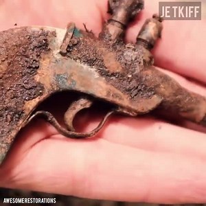 ⚠️A REGARDER ABSOLUMENT ⚠️ Restauration de génie ou massacre de ce briquet de poilus de la Première Guerre mondiale ? Ce professionnel a restauré un briquet appartenant à un poilu. Je vous laisse découvrir le résultat et j'attends vos commentaires ci-dessous ! | Passionmilitaria